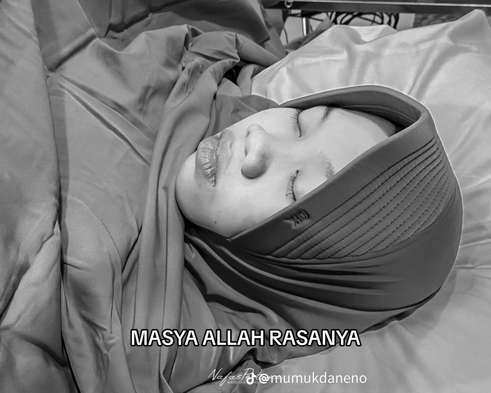 Proses Mumuk melahirkan (Tiktok.com/mumukdaneno)