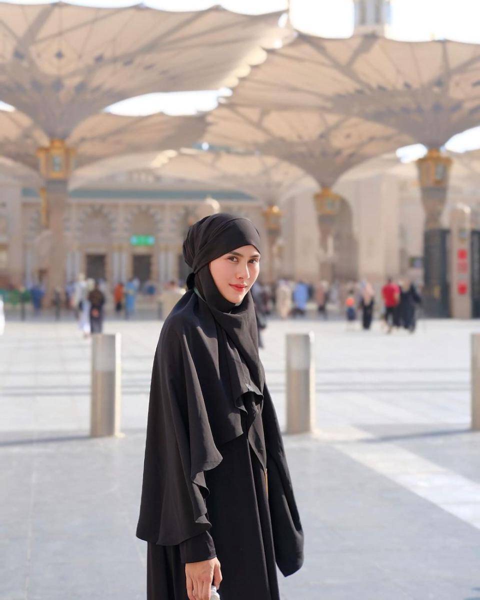 potret Syahnaz Sadiqah saat umroh (instagram.com/syahnazs)