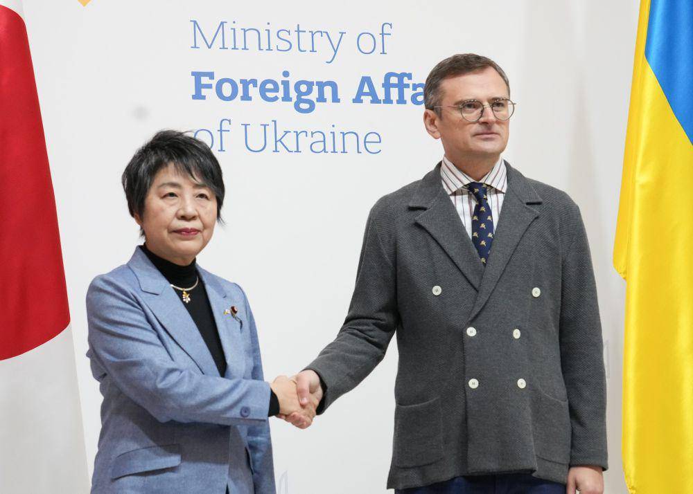 Menteri Luar Negeri (Menlu) Jepang, Yoko Kamikawa, saat bertemu dengan Menlu Ukraina Dmytro Kuleba di Kyiv pada 7 Januari 2024. (twitter.com/MofaJapan_jp)