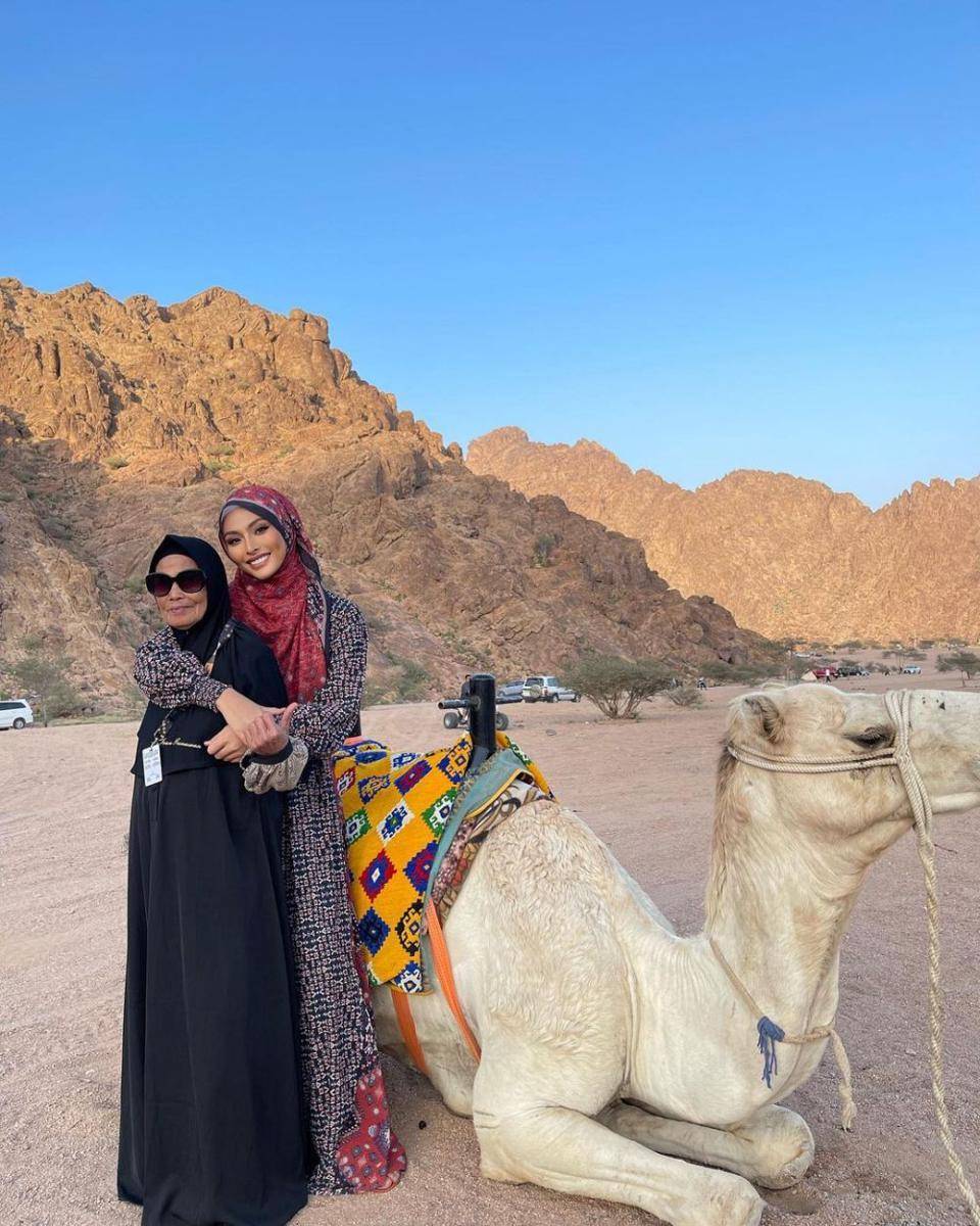 potret Andina Julie bersama sang Ibu saat umrah (instagram.com/andina_julie)