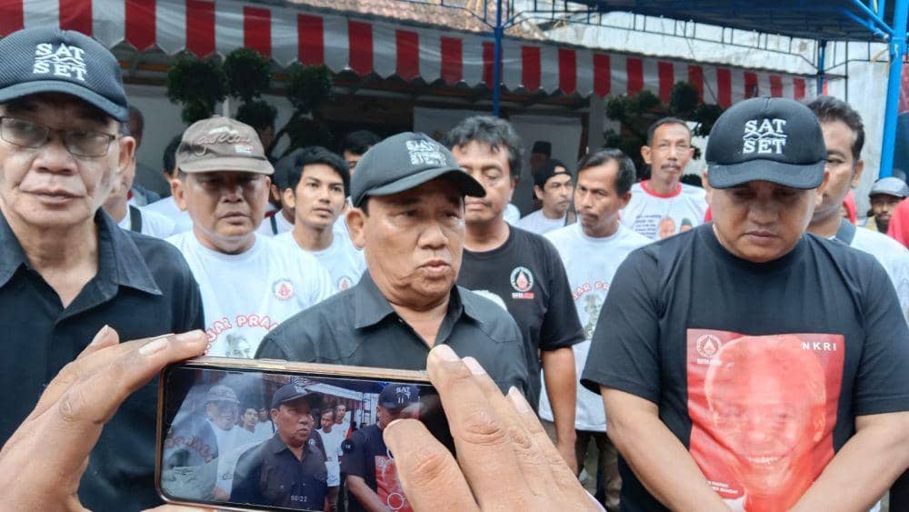 Ketua Umum Matra Jateng Bambang Pranoto Purnomo bersama Bendahara Matra Jateng Suyatmin dan Sekjen Matra Jateng Hadi Mustofa saat meresmikan pengoperasian sekretariat Matra Jateng untuk pemenangan Ganjar-Mahfud. (IDN Times/Fariz Fardianto)