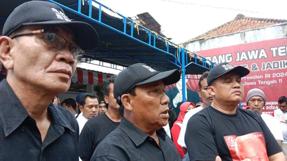 Ketua Umum Matra Jateng Bambang Pranoto Purnomo, Bendahara Suyatmin dan Sekjen Matra Jateng Hadi Mustofa di posko pemenangan Ganjar-Mahfud. (IDN Times/Fariz Fardianto)
