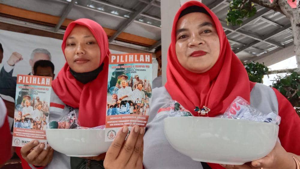 Para srikandi relawan Matra Jawa Tengah memperlihatkan alat kampanye Ganjar-Mahfud dan mangkok yang dibagikan kepada masyarakat Kota Semarang. (IDN Times/Fariz Fardianto)