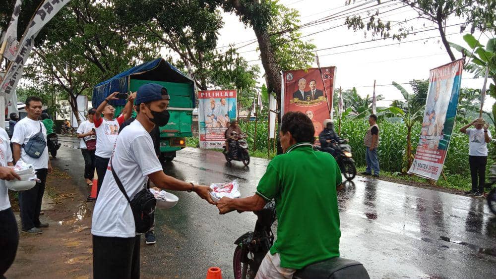 Pengusaha Transportasi Kampanye Unik dengan Bagikan Mangkok Cantik Ganjar-Mahfud