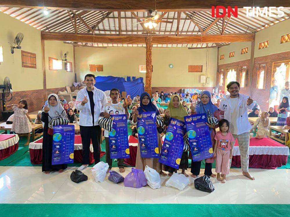 Jajaran relawan Penerus Negeri saat membekali ilmu kewirausahaan kepada masyarakat Kabupaten Batang. (IDN Times/Fariz Fardianto)