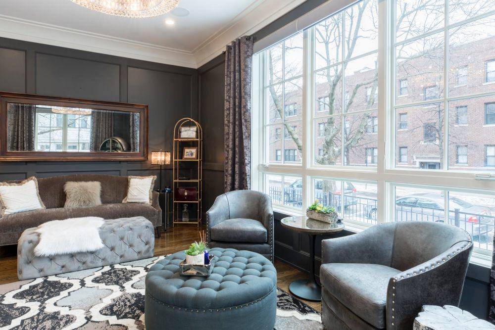 Living room dengan cermin (pexels.com/Alex Qian)