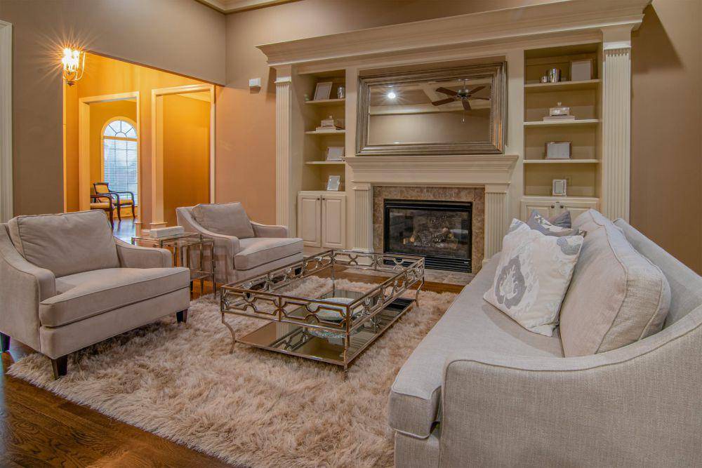 Living room dengan cermin (pexels.com/Alex Qian)