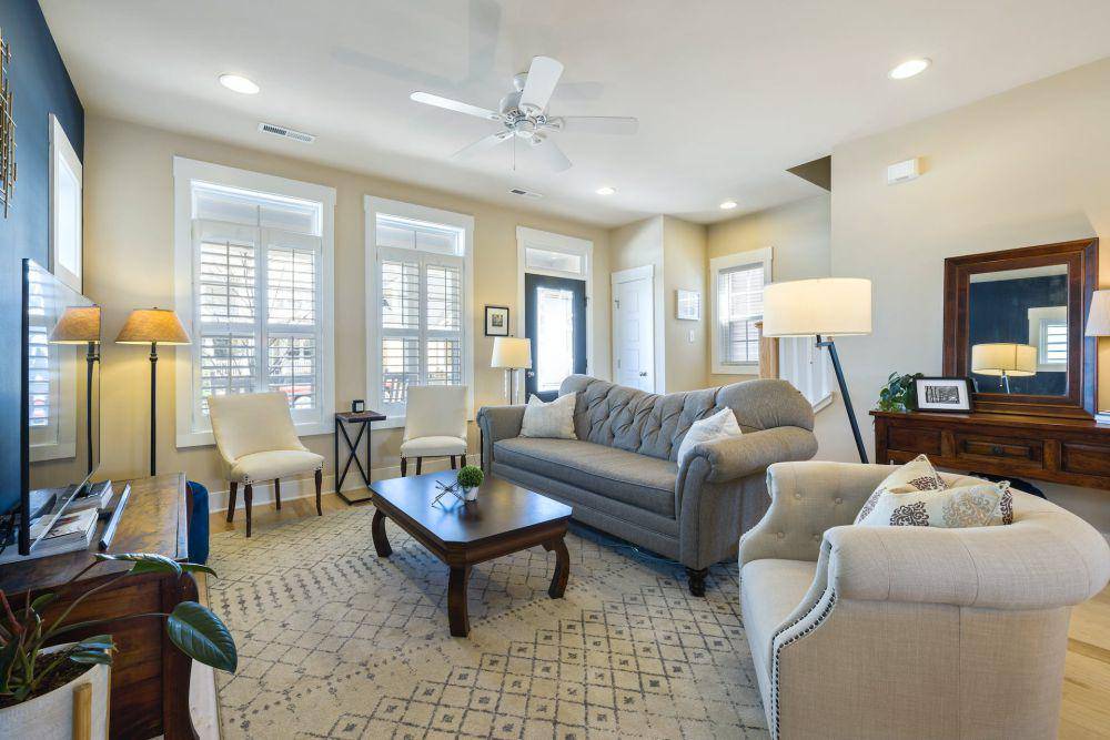 Living room dengan cermin (pexels.com/Curtis Adams)
