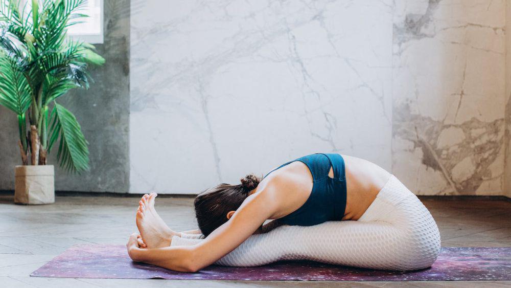 7 Gerakan Yoga yang Bisa Membuat Kamu Tidur Lebih Nyenyak