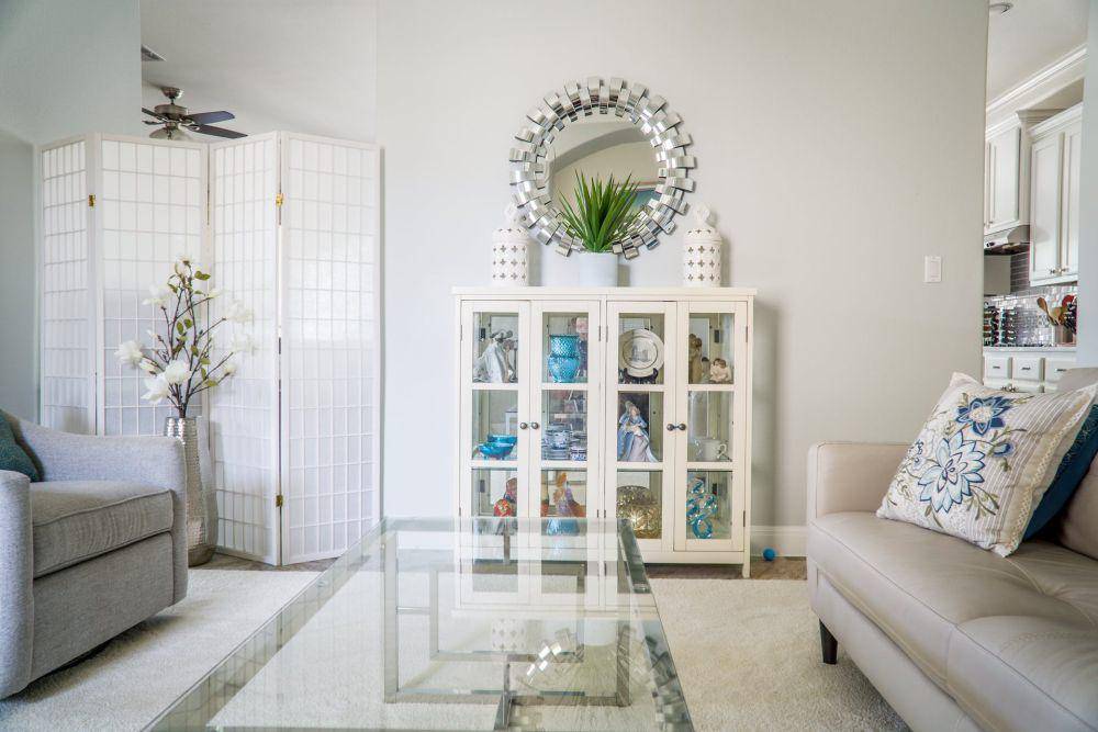 Living room dengan cermin (pexels.com/Mark)