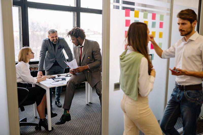 ilustrasi kesibukan di kantor (pexels.com/Yan Krukau)