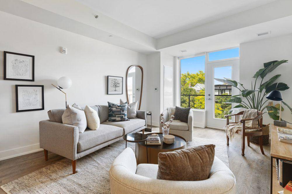 Living room dengan cermin (unsplash.com/Point3D Commercial Imaging Ltd.)