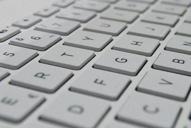 ilustrasi tombol-tombol pada keyboard laptop (unsplash.com/Sergi Kabrera)