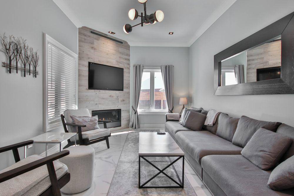 Living room dengan cermin (unsplash.com/Sidekix Media)