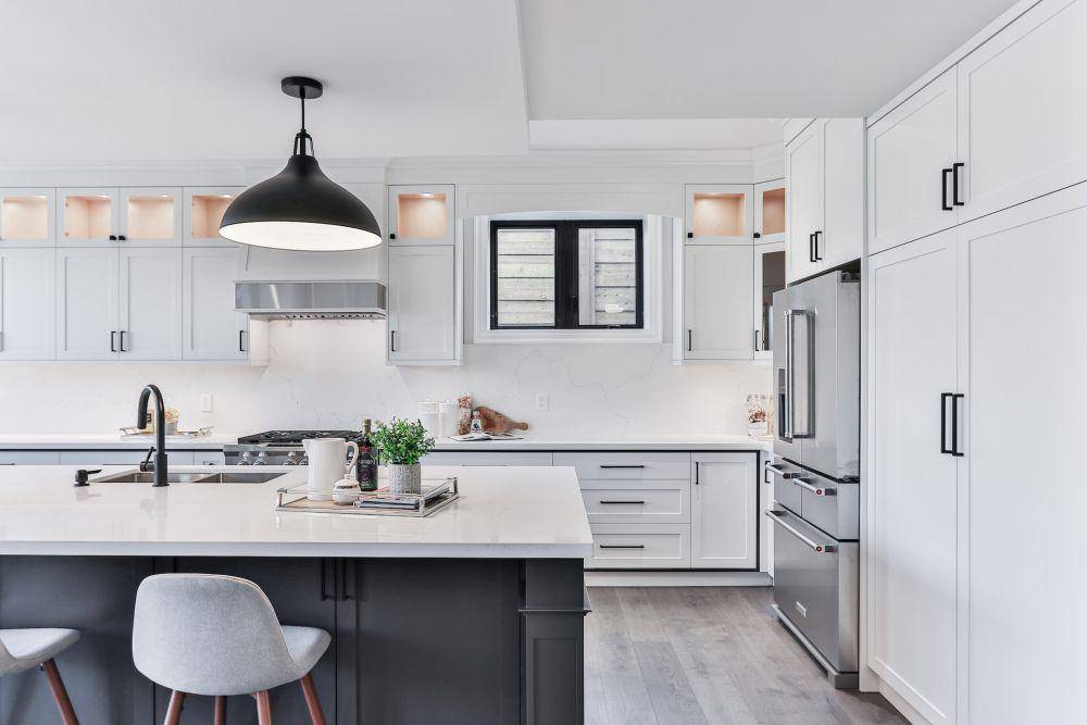 Ide dekorasi dapur dengan kursi bar (unsplash.com/Sidekix Media)