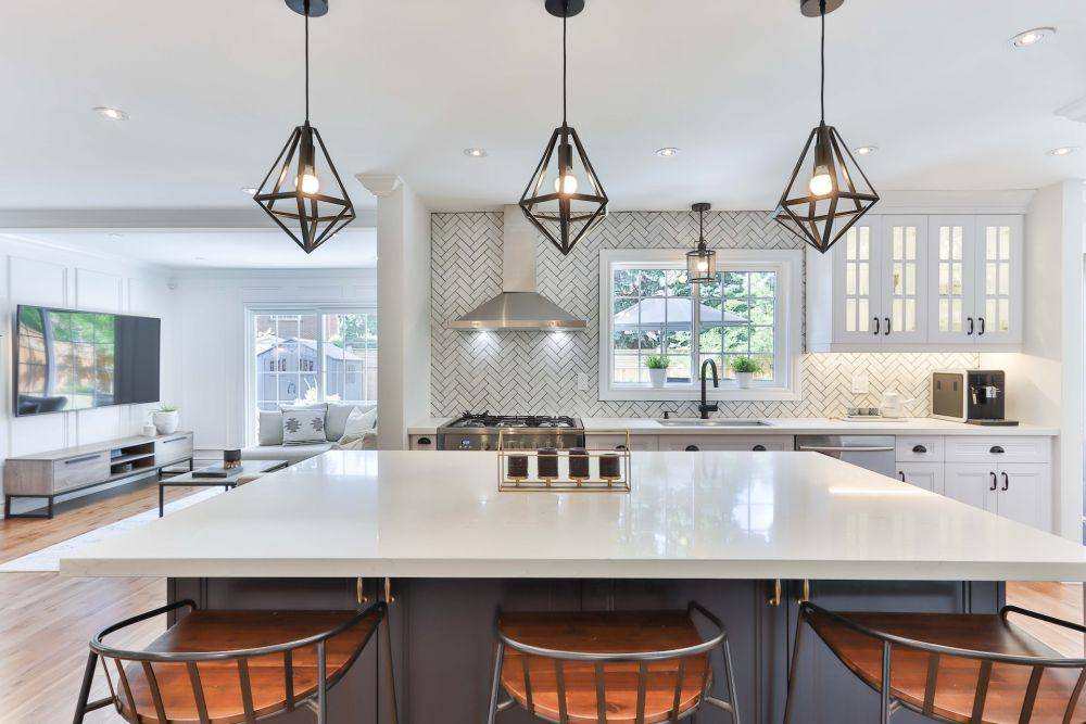Ide dekorasi dapur dengan kursi bar (unsplash.com/Sidekix Media)