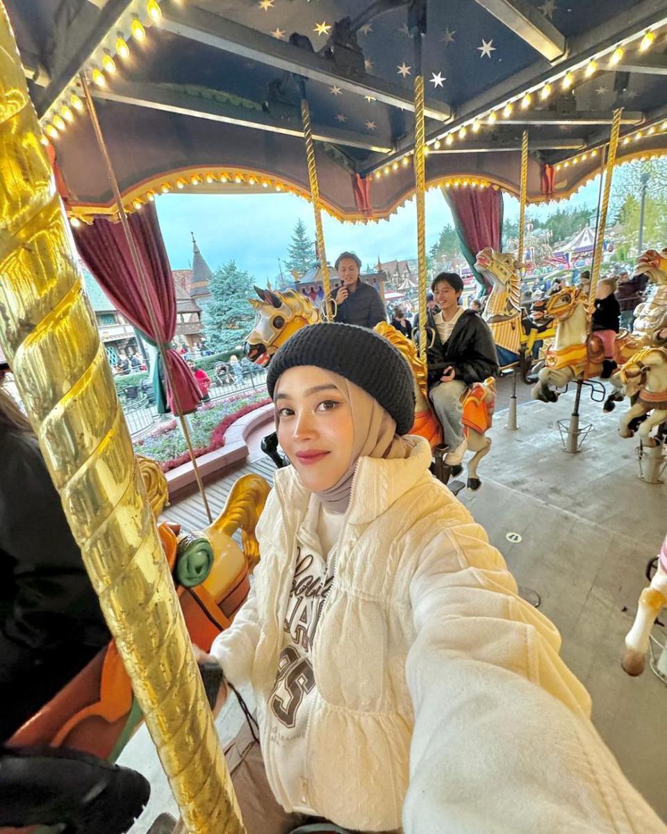 potret keluarga Sule di Disneyland Paris (instagram.com/putridelinaa)