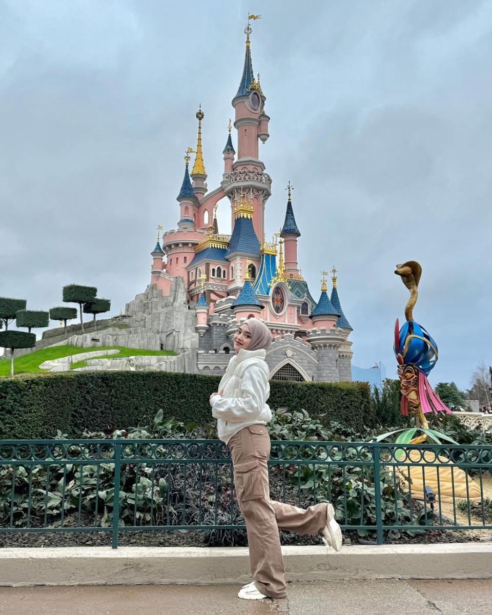 potret keluarga Sule di Disneyland Paris (instagram.com/putridelinaa)