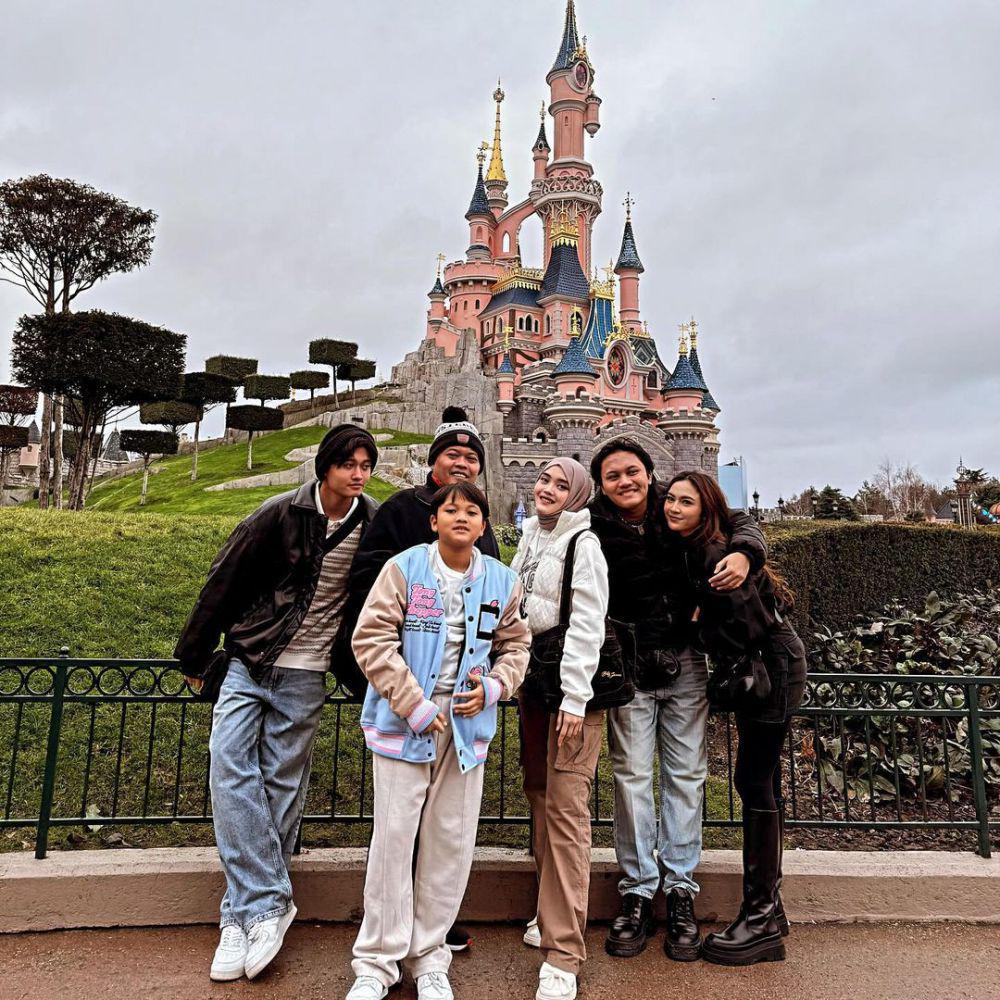 potret keluarga Sule di Disneyland Paris (instagram.com/ferdinan_sule)