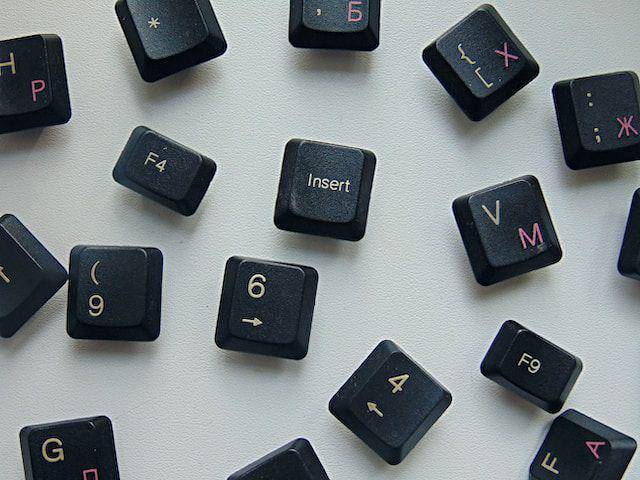 ilustrasi tombol keyboard yang lepas (unsplash.com/Sofya)
