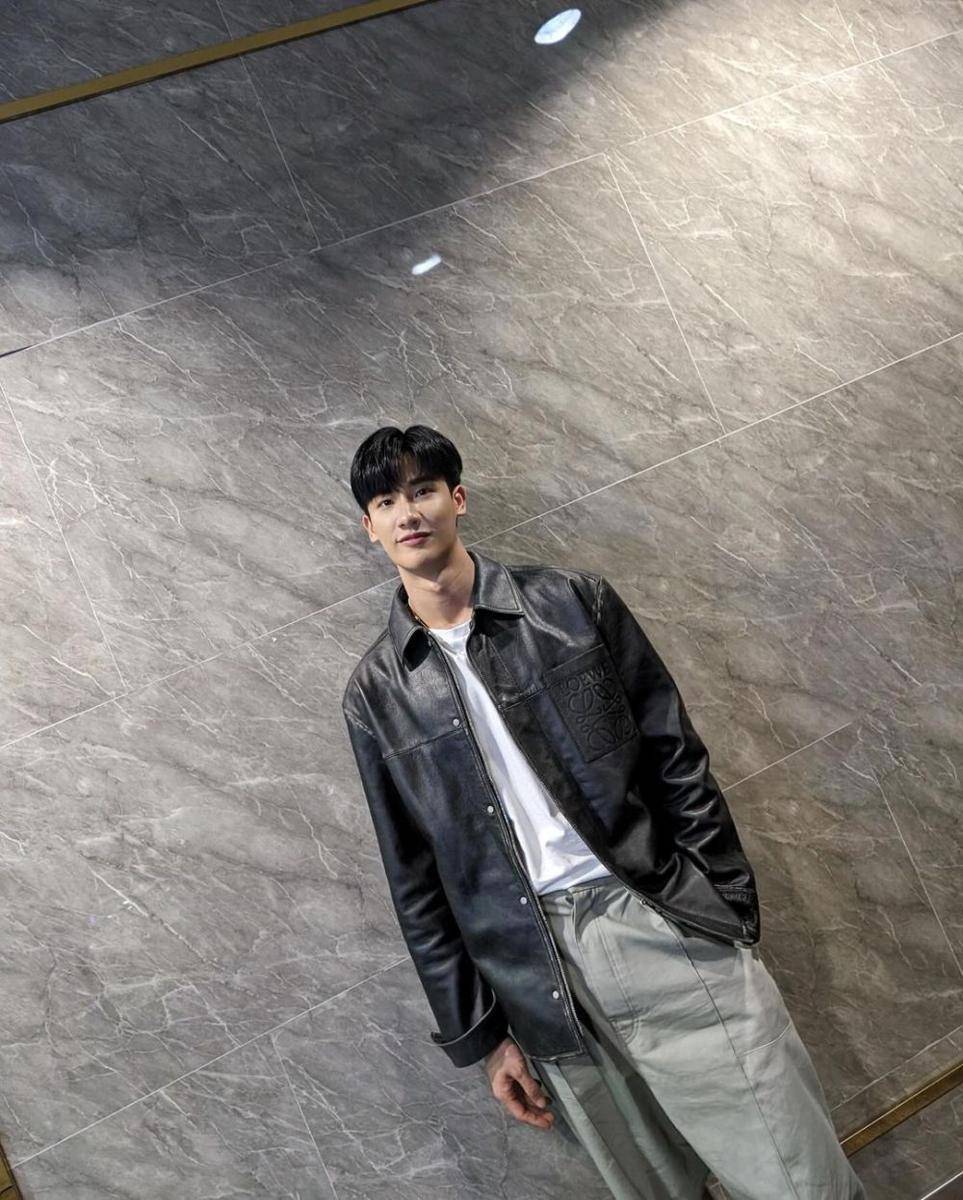 Outfit leather jacket ala Tay Tawan (instagram.com/tawan_v)