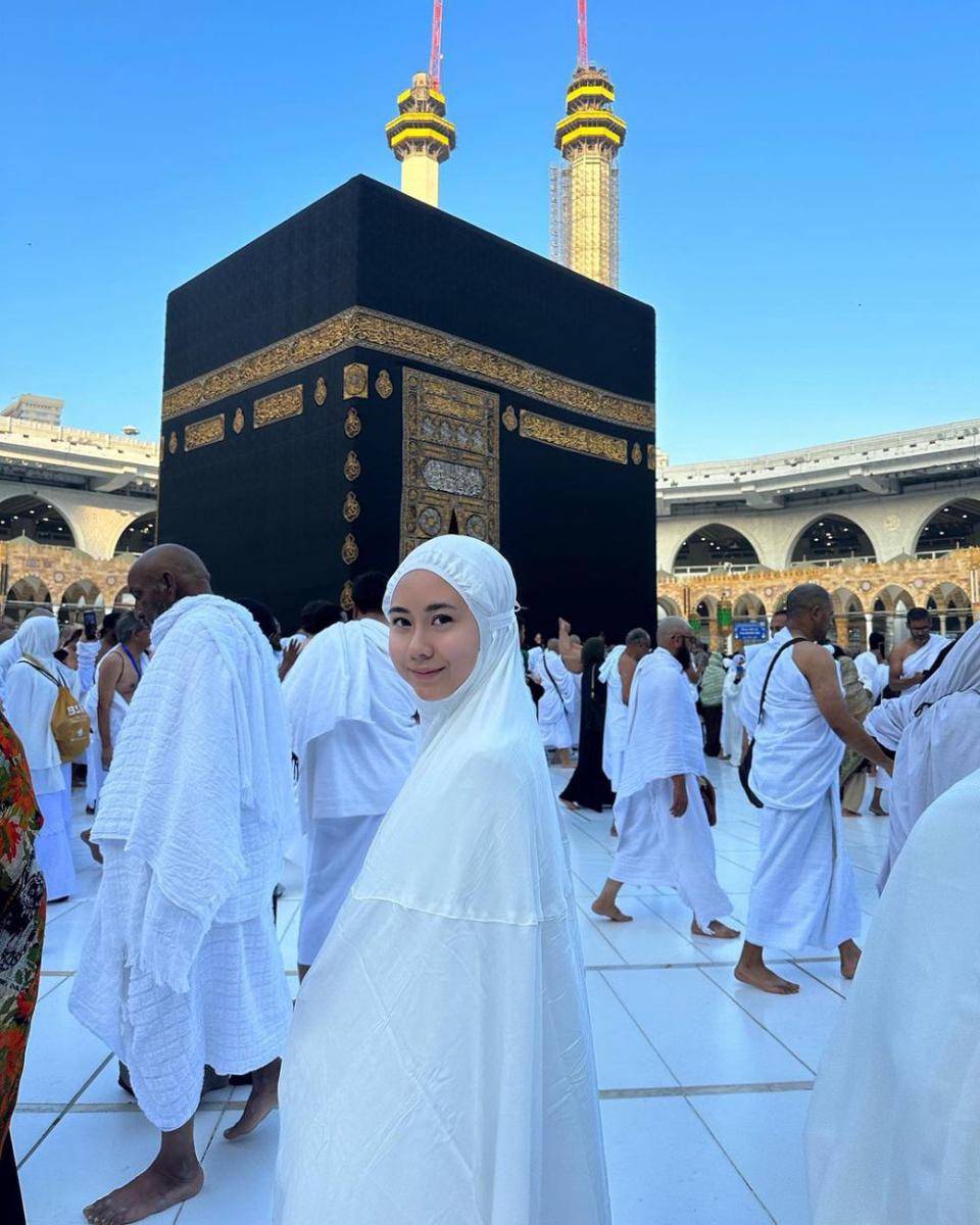 potret Intan Najuwa di depan Ka'bah (instagram.com/intannajuwa)