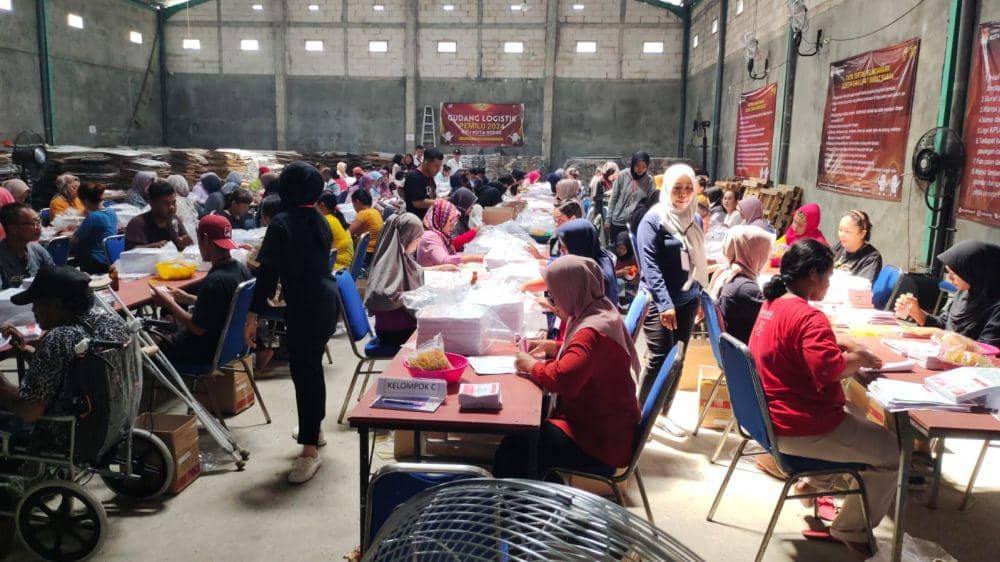 Pekerja disabilitas saat mensortir dan melipat surat suara di KPU Kota Kediri. IDN Times/ istimewa