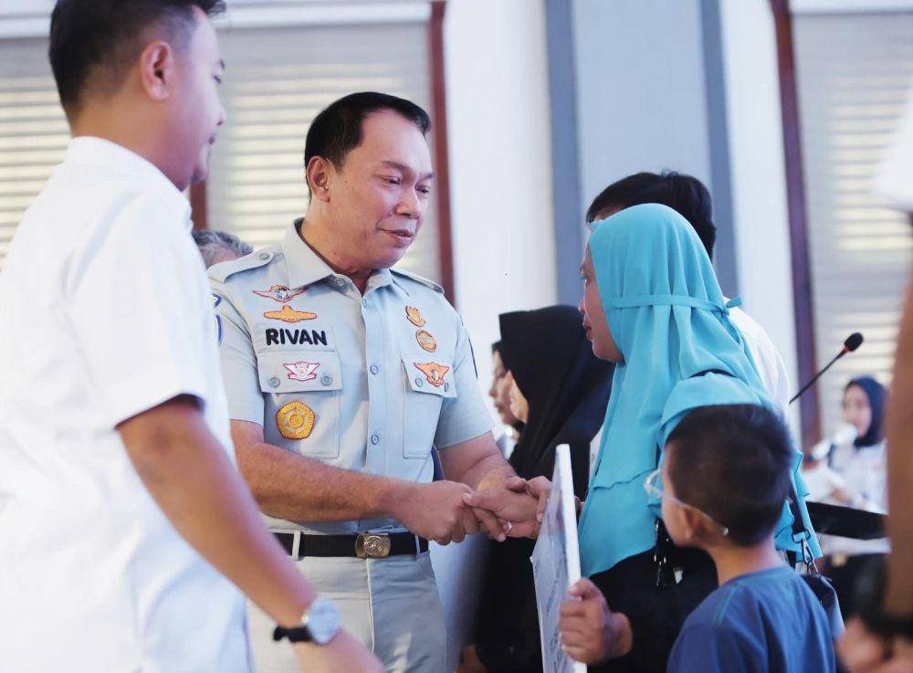 Penyerahan santunan Jasa Raharja kepada keluarga korban kecelakaan KA Turangga, Sabtu (6/1/2024) (Dok Jasa Raharja)