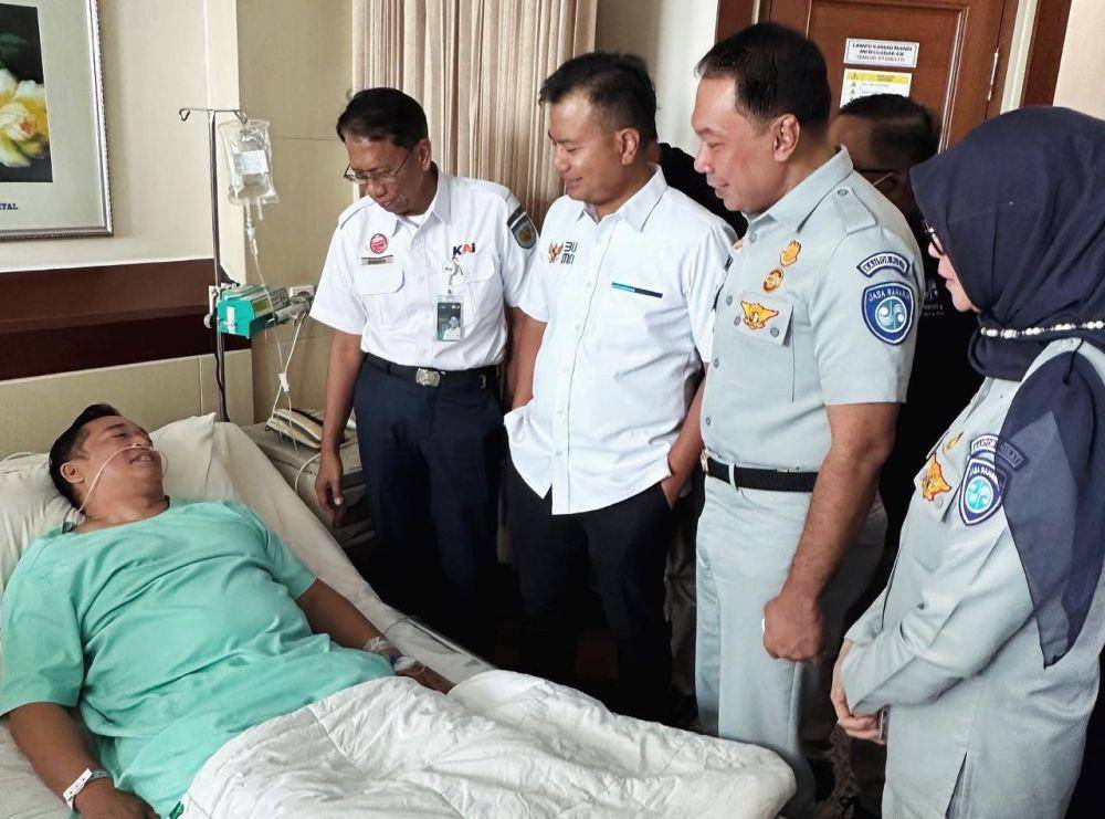 Penyerahan santunan Jasa Raharja kepada keluarga korban kecelakaan KA Turangga, Sabtu (6/1/2024) (Dok Jasa Raharja)