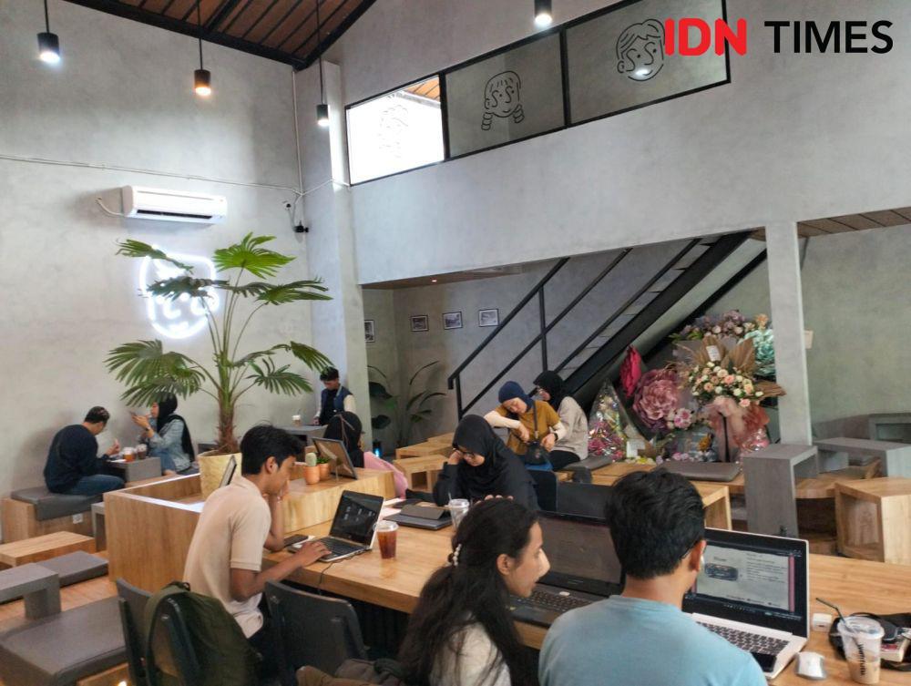 Para pengunjung saat ngafe di Kedai Kopi Wantutu Surabaya. (IDN Times/Khusnul Hasana)