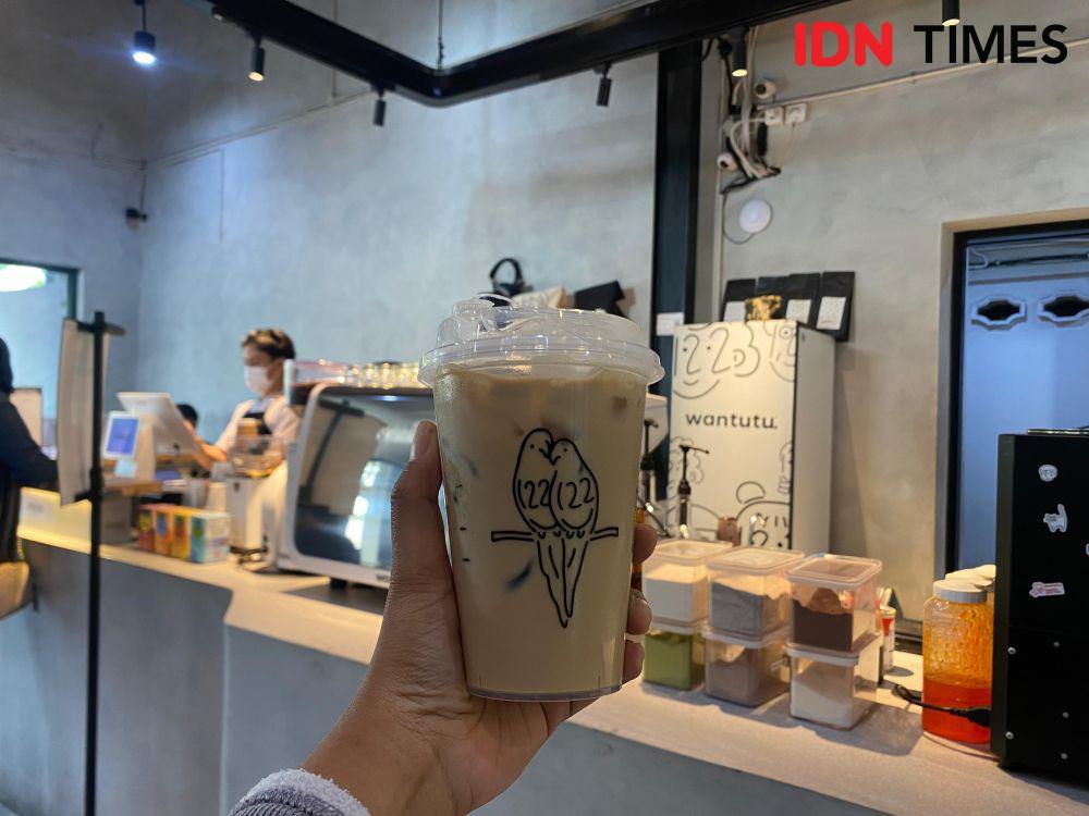Para pengunjung saat ngafe di Kedai Kopi Wantutu Surabaya. (IDN Times/Khusnul Hasana)