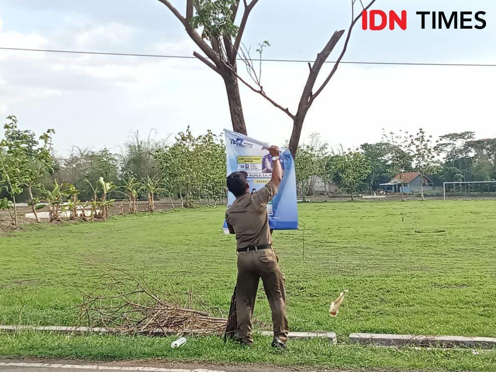 Tak Disiplin, Banyak Caleg Majalengka Pasang APK Dipaku di Pohon