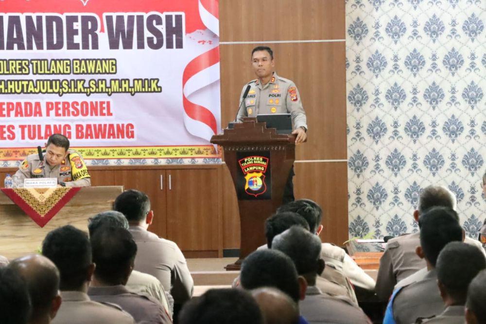 Kapolres Tulang Bawang, AKBP James H Hutajulu menyampaikan commander wish kepada PJU Polres, para kapolsek jajaran serta para kanit polres dan polsek jajaran. (Dok. Polres Tuba).