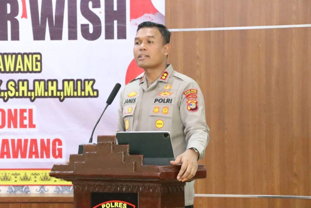 Kapolres Tulang Bawang, AKBP James H Hutajulu menyampaikan commander wish kepada PJU Polres, para kapolsek jajaran serta para kanit polres dan polsek jajaran. (Dok. Polres Tuba).