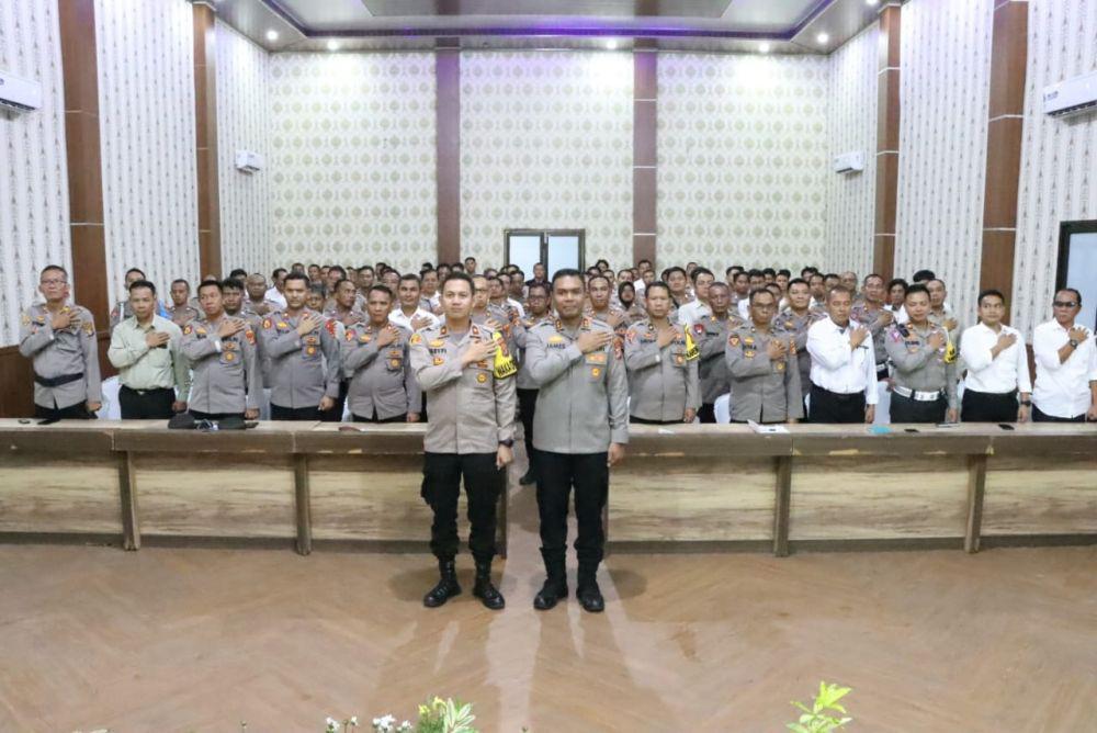 Kapolres Tulang Bawang, AKBP James H Hutajulu menyampaikan commander wish kepada PJU Polres, para kapolsek jajaran serta para kanit polres dan polsek jajaran. (Dok. Polres Tuba).