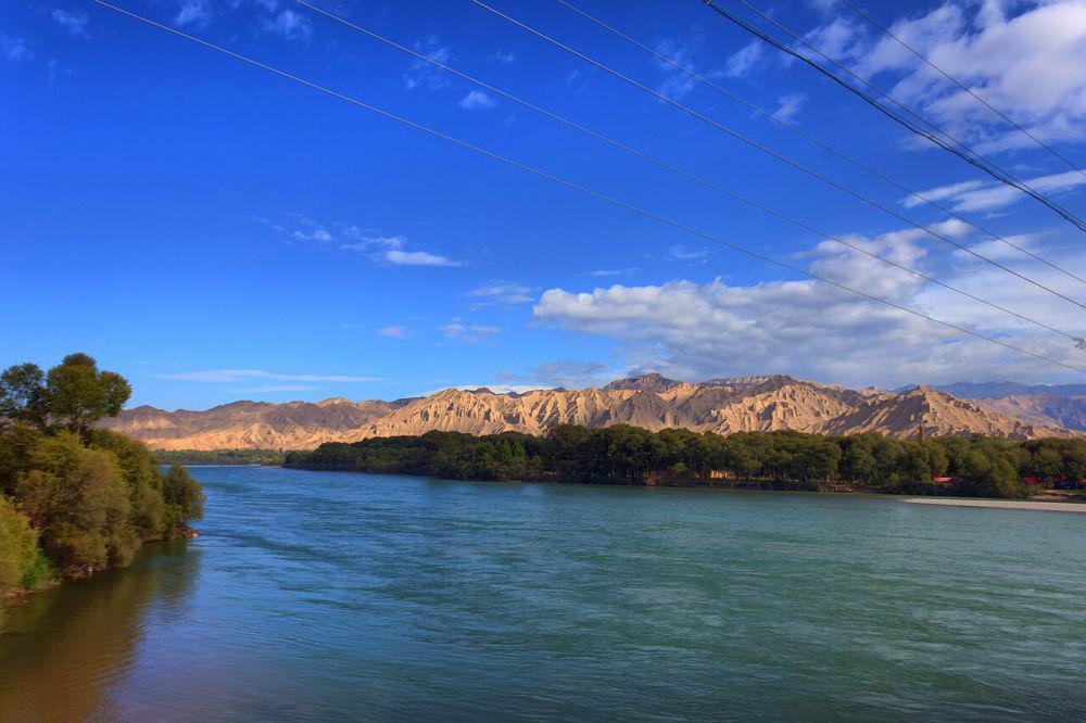 potret panorama Sungai Kuning di wilayah Guide, Provinsi Qinghai (commons.wikimedia.org/Jucember)