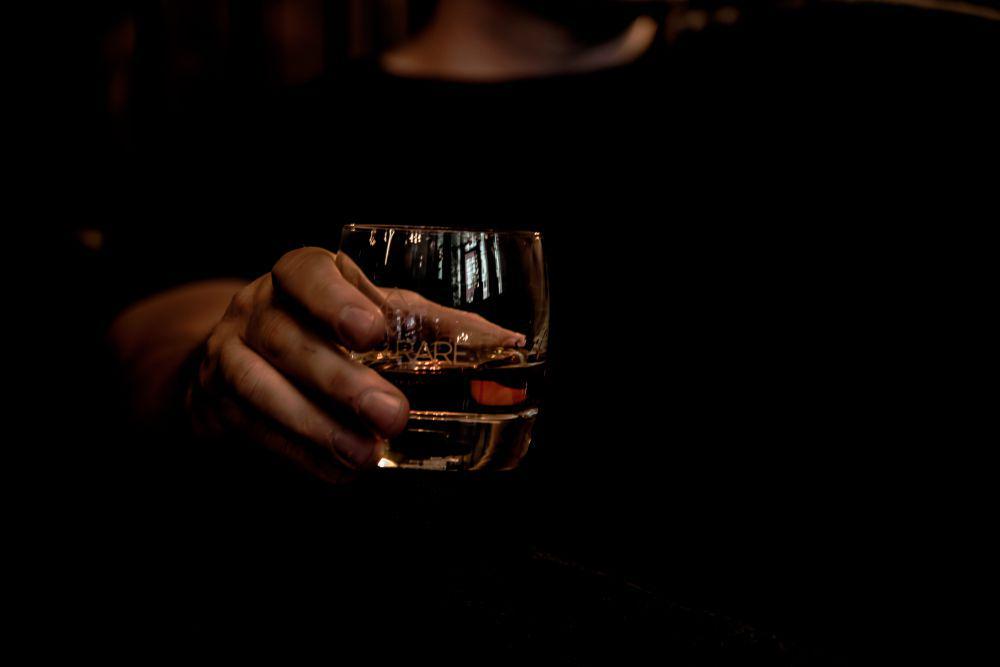 ilustrasi alkohol (unsplash.com/YesMore Content)