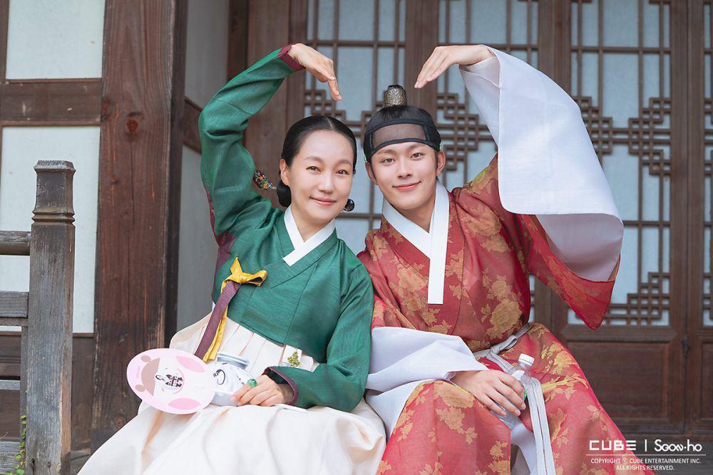 Jin Kyung dan Yoo Seon Ho di drama The Story of Park's Marriage Contract (naver.com/Cube Entertainment)