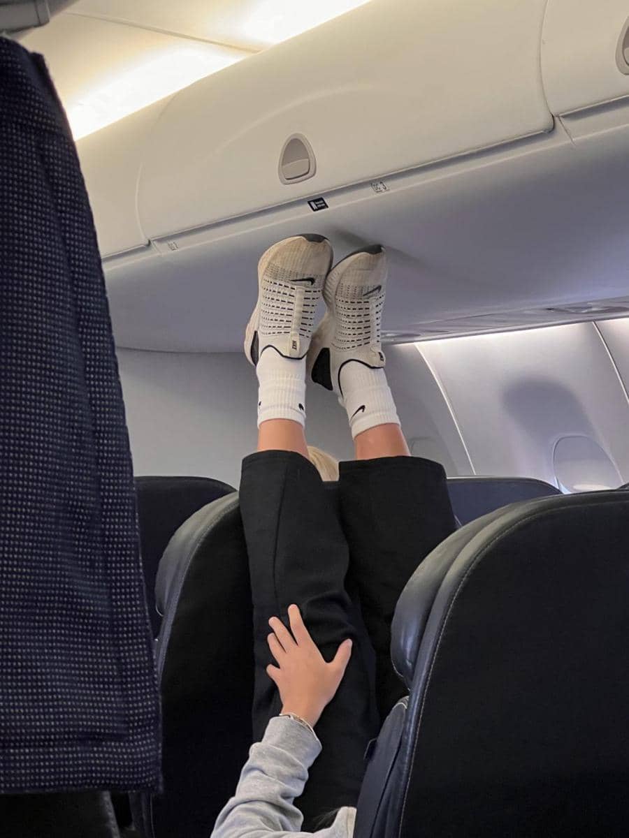momen nyebelin orang mengangkat kaki di dalam pesawat (reddit.com/user/jowookie)