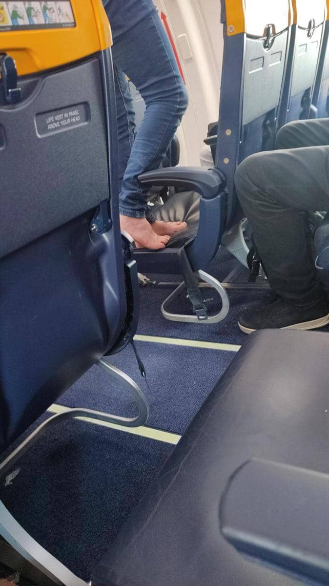 momen nyebelin orang mengangkat kaki di dalam pesawat (reddit.com/user/hpbojoe)