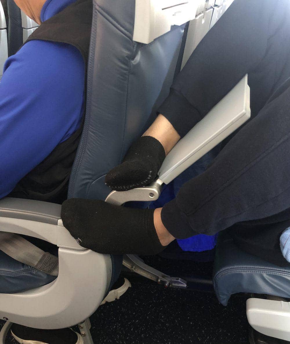 momen nyebelin orang mengangkat kaki di dalam pesawat (reddit.com/user/gibsonvanessa79)