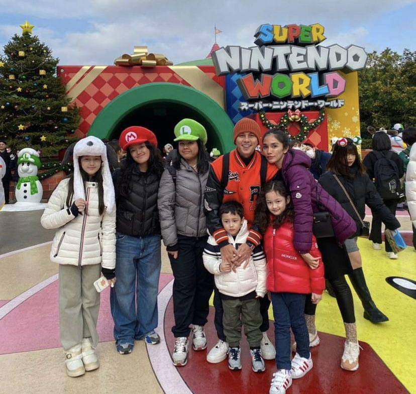 potret Ussy Sulistiawaty dan keluarga ke Universal Studio Jepang (instagram.com/andhiiikapratama)