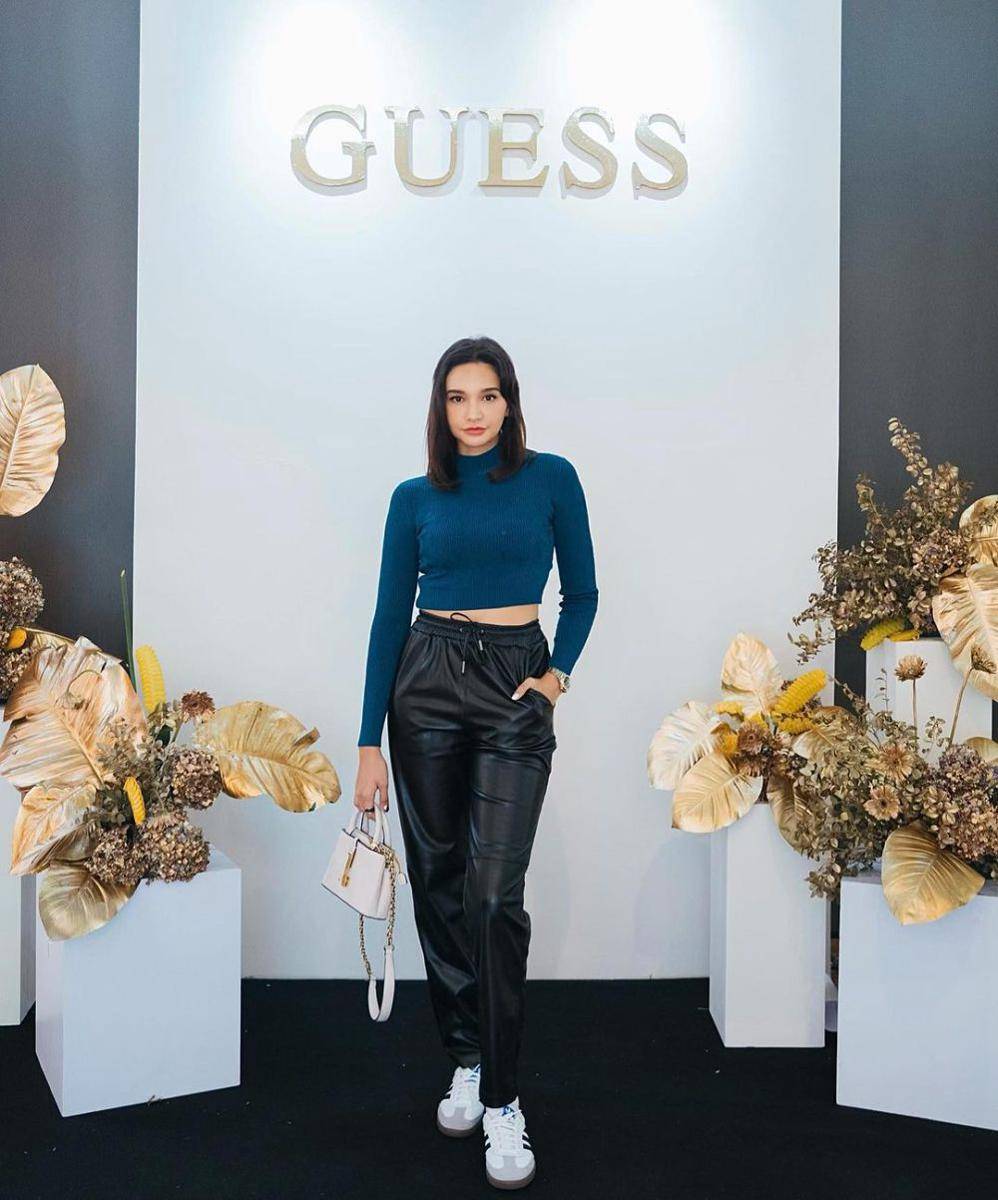 mix and match outfit hitam ala Gesya Shandy (instagram.com/gesyashandy)