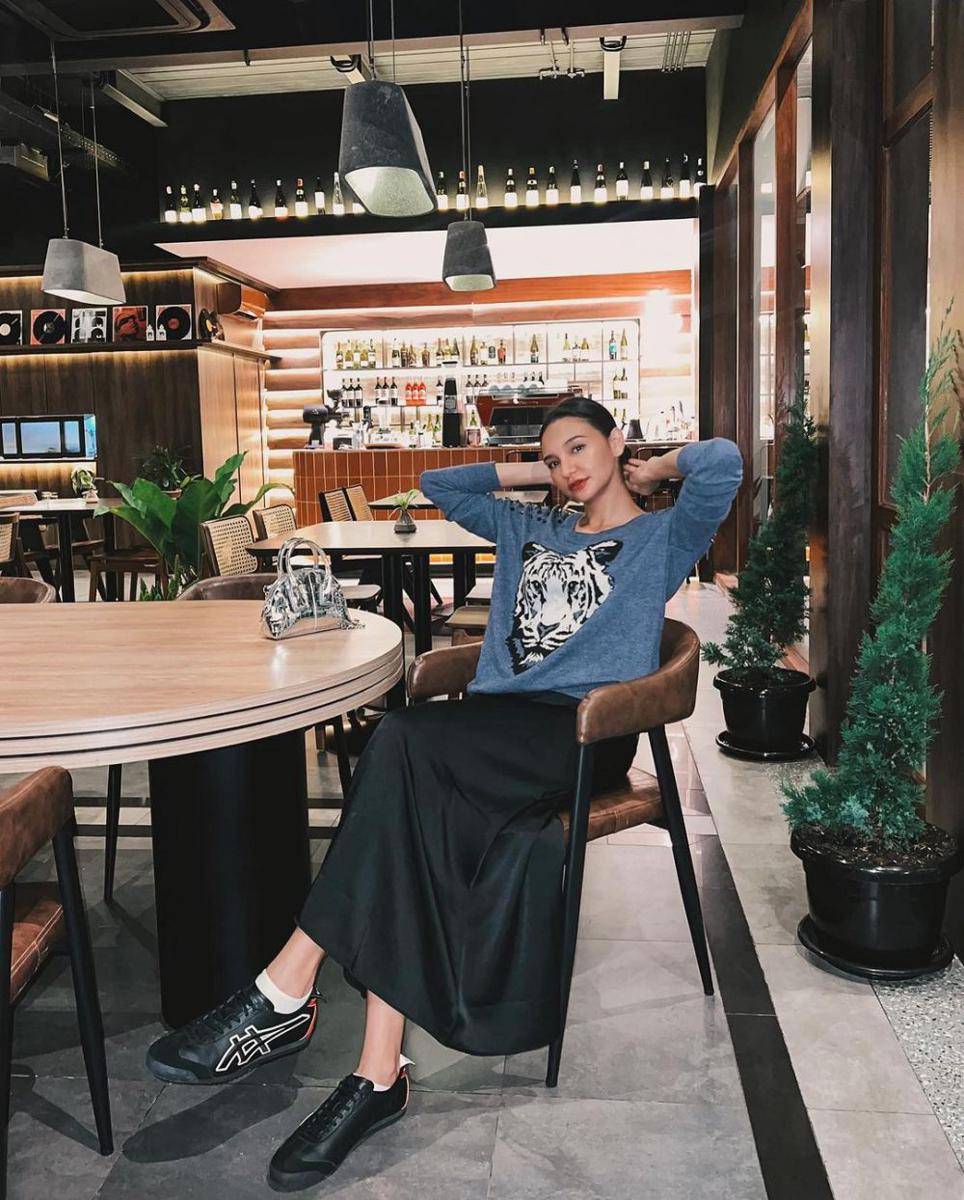 mix and match outfit hitam ala Gesya Shandy (instagram.com/gesyashandy)