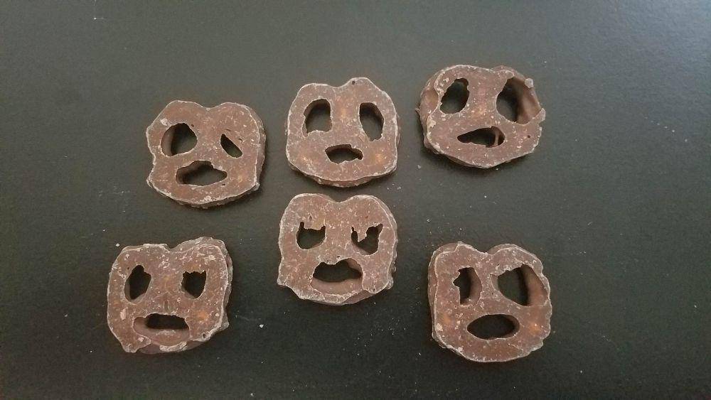 potret hidangan cokelat membentuk ekspresi wajah (reddit.com/user/Cougar_Boot)