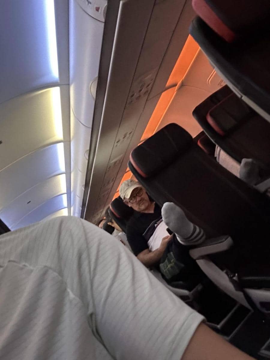 momen nyebelin orang mengangkat kaki di dalam pesawat (reddit.com/user/ElonMuskMD)