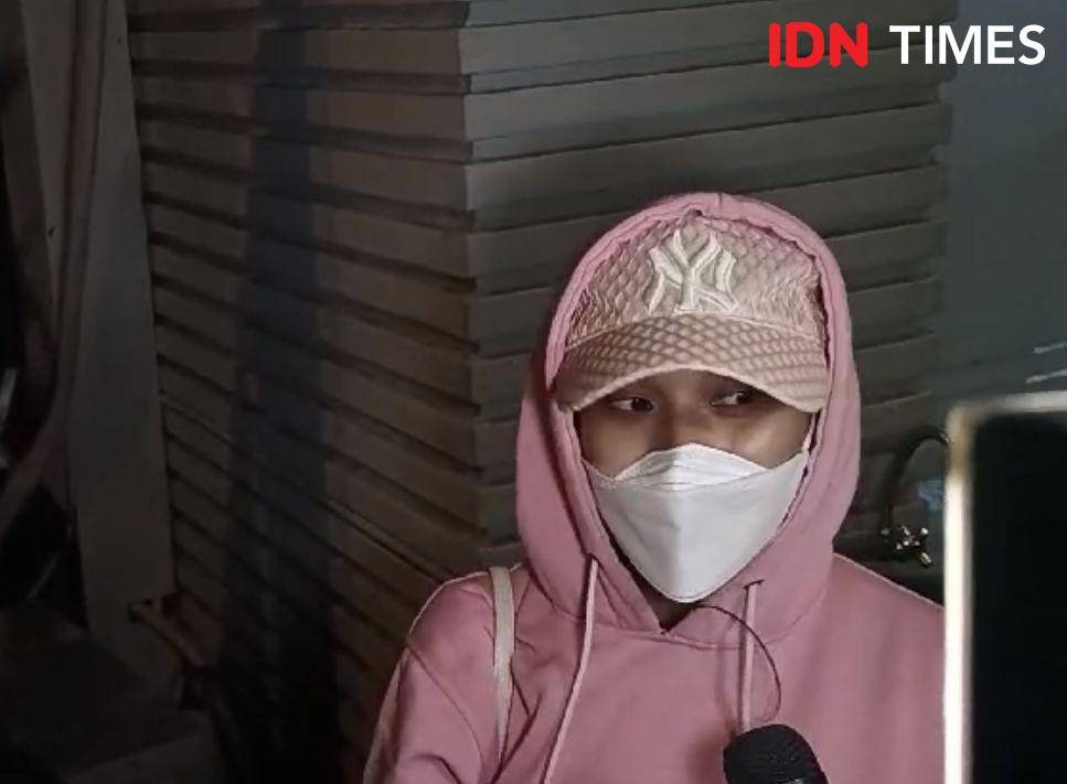 Anisa Tasya Amelia alias Melly 3GP selesai menjalani pemeriksaan sebagai tersangka kasus dugaan pornografi di Polda Metro, Senin (8/1/2024). (IDN Times/Irfan Fathurohman)