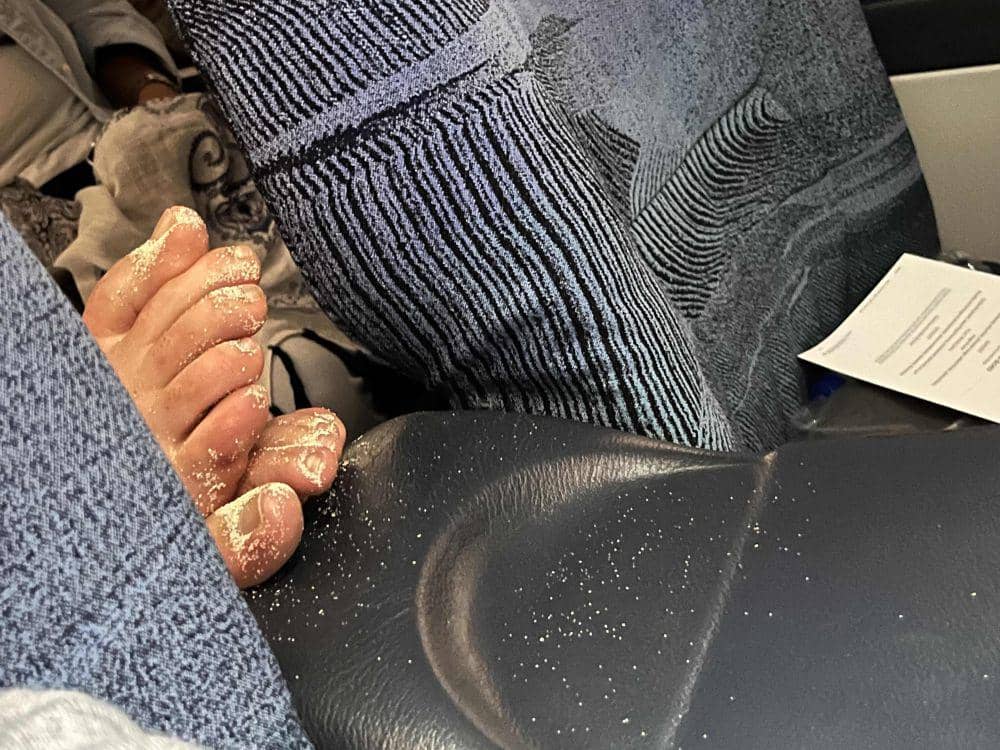 momen nyebelin orang mengangkat kaki di dalam pesawat (reddit.com/user/Zombie_John_Strachan)