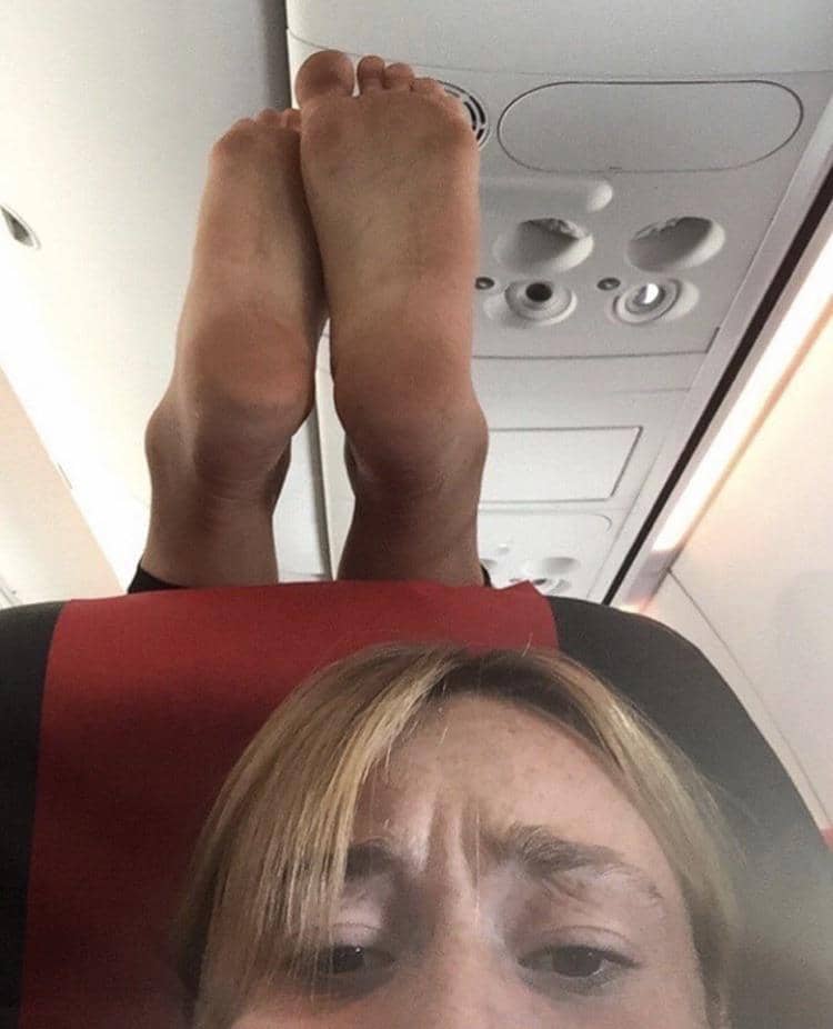 momen nyebelin orang mengangkat kaki di dalam pesawat (reddit.com/user/Addian4)