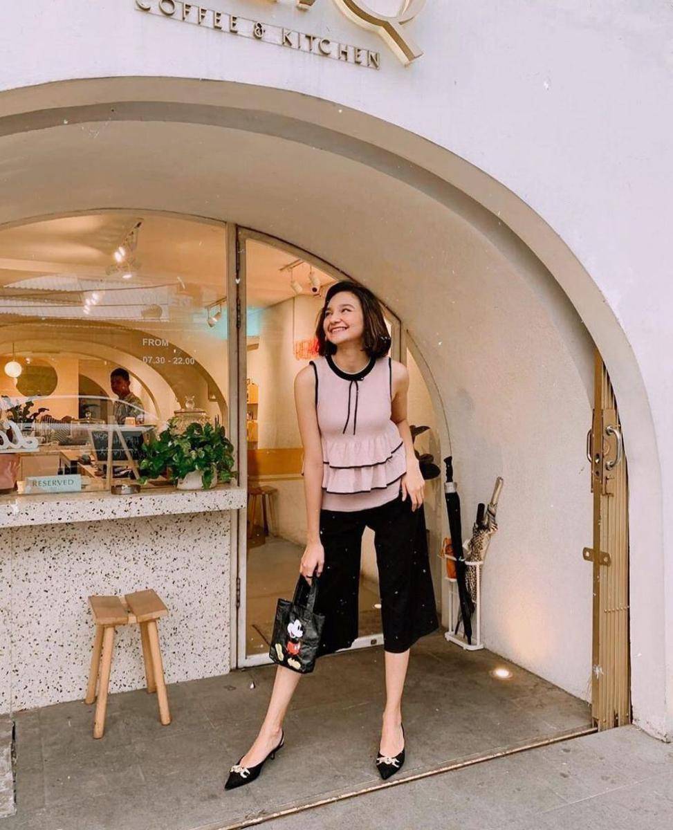 mix and match outfit hitam ala Gesya Shandy (instagram.com/gesyashandy)